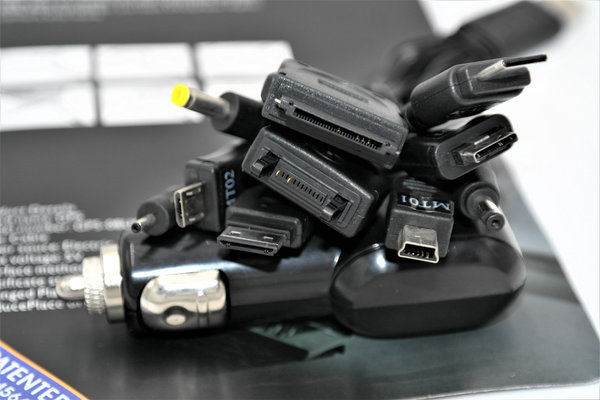 Universal KFZ Ladegerät, USB 11 in 1, PDA, MP3, Handy 1000mA 12-24V, Mini USB, Sonderpreis/Abverkauf